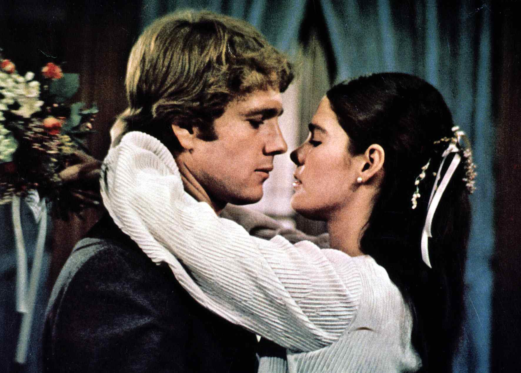 Ryan O'Neal and Ali MacGraw in "Love Story" in 1970 | Source: Getty Images