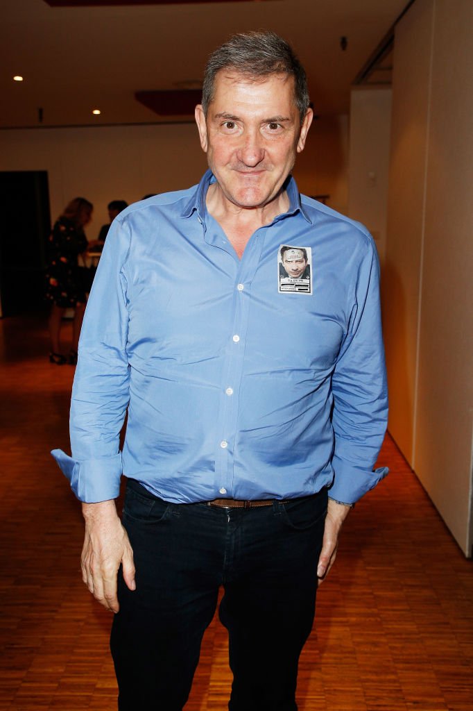 Yves Calvi assiste à "Sans Modération" Laurent Gerra One Man Show au Palais des Congrès le 8 juin 2018 à Paris, France. | Photo : Getty Images Yves Calvi assiste à "Sans Modération" Laurent Gerra One Man Show au Palais des Congrès le 8 juin 2018 à Paris, France. | Photo : Getty Images
