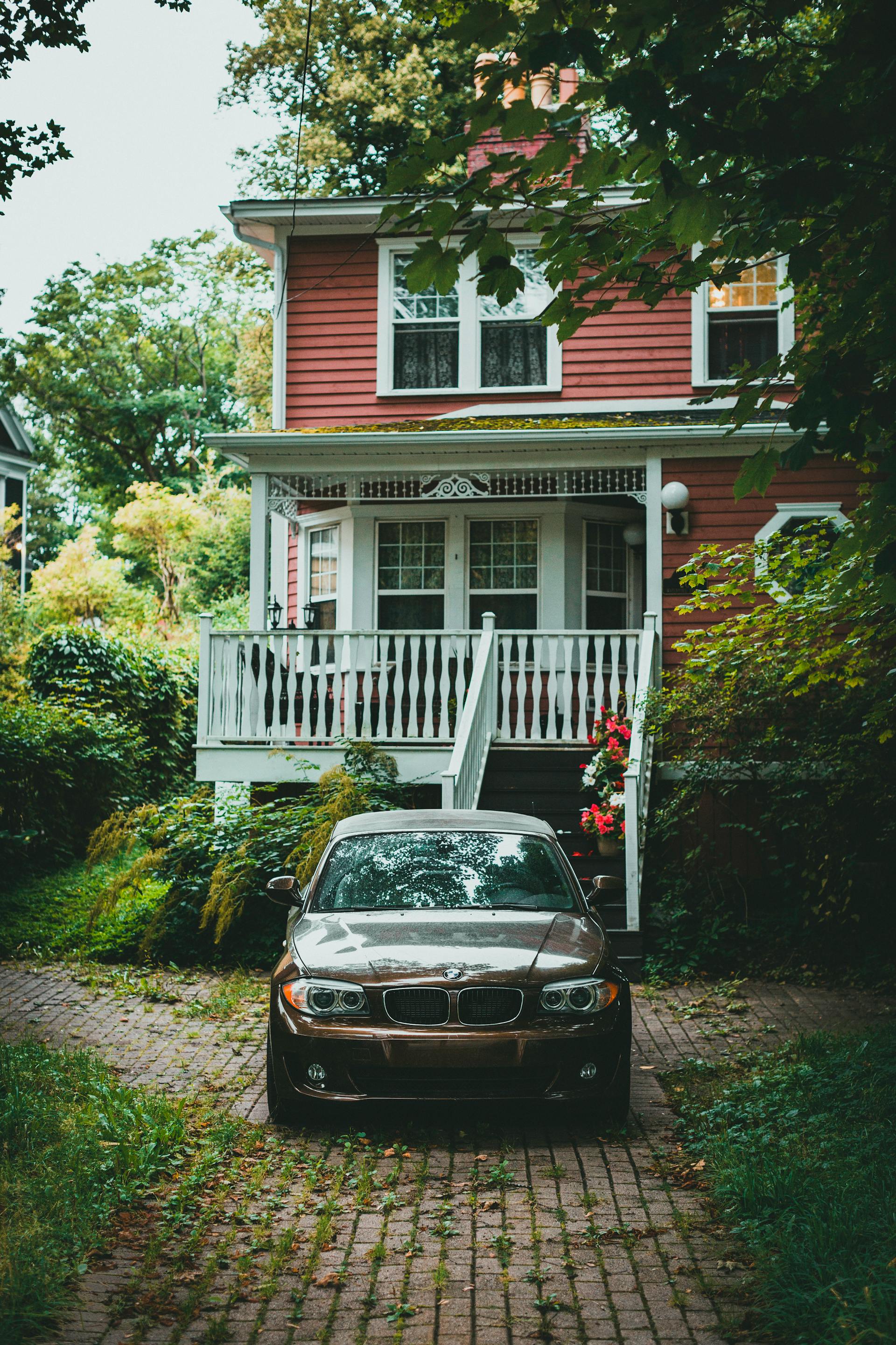 A car parked outside a house | Source: Pexels