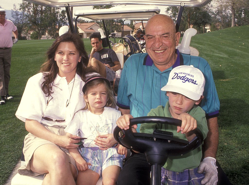 Telly Savalas and Julie Savalas, son Christian and daughter Ariana at the Fourth Annual Frank Sinatra Celebrity Invitational Golf Tournament on February 29, 1992, in California | Photo: Getty Images
