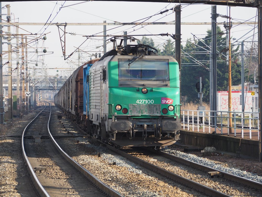Un tren transitando por las vías. | Foto: Shutterstock