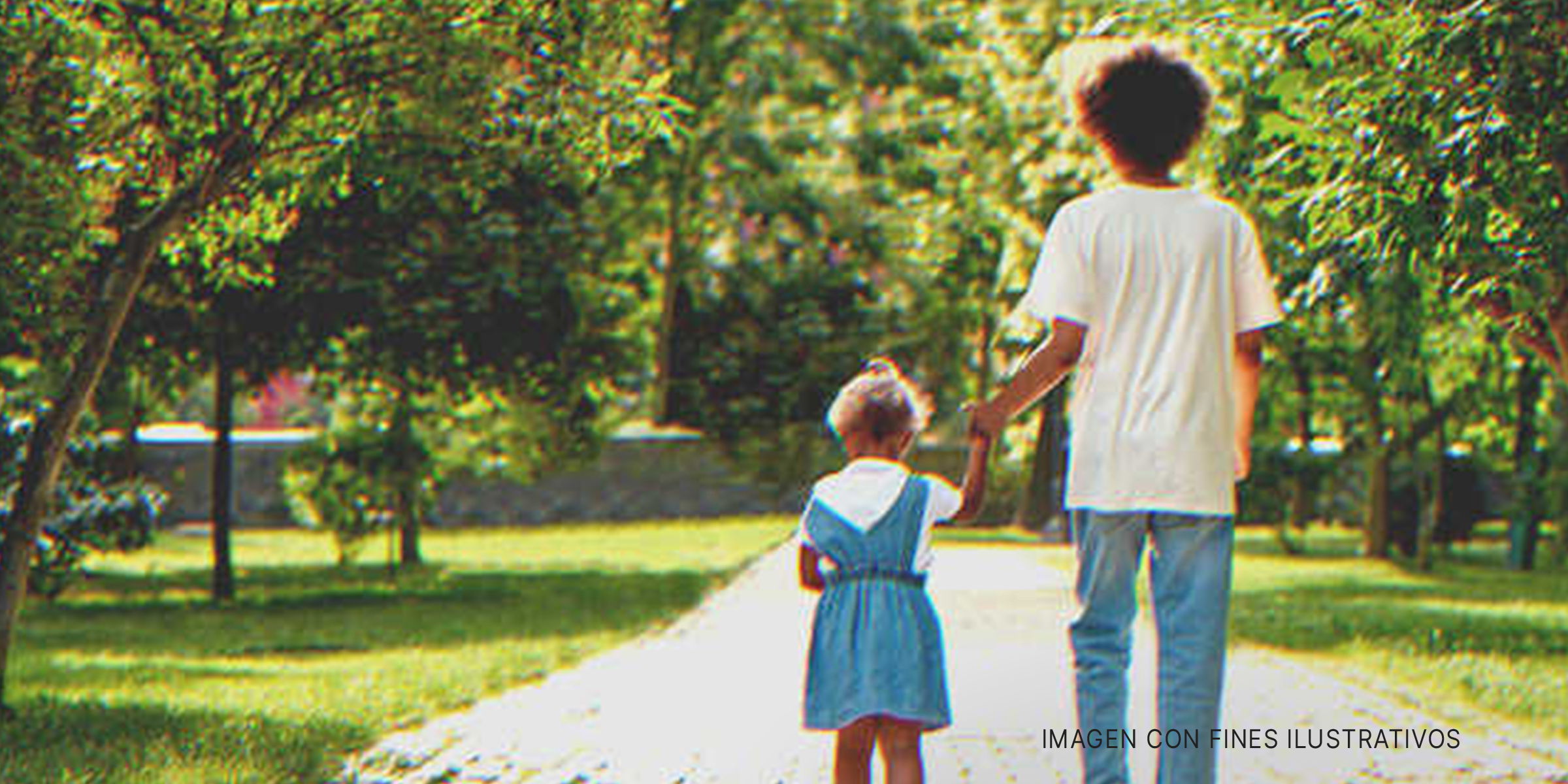 Un joven y una niña caminando de la mano en el parque | Foto: Shutterstock