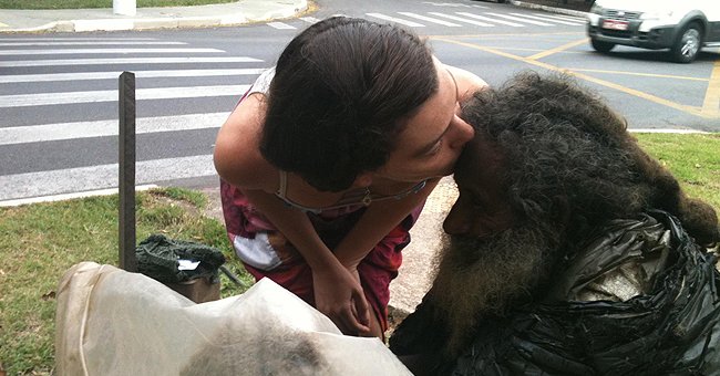 Shalla kissing her friend Raimundo Arrudo Sobrinho on the forehead. │Source: facebook.com/ocondicionado