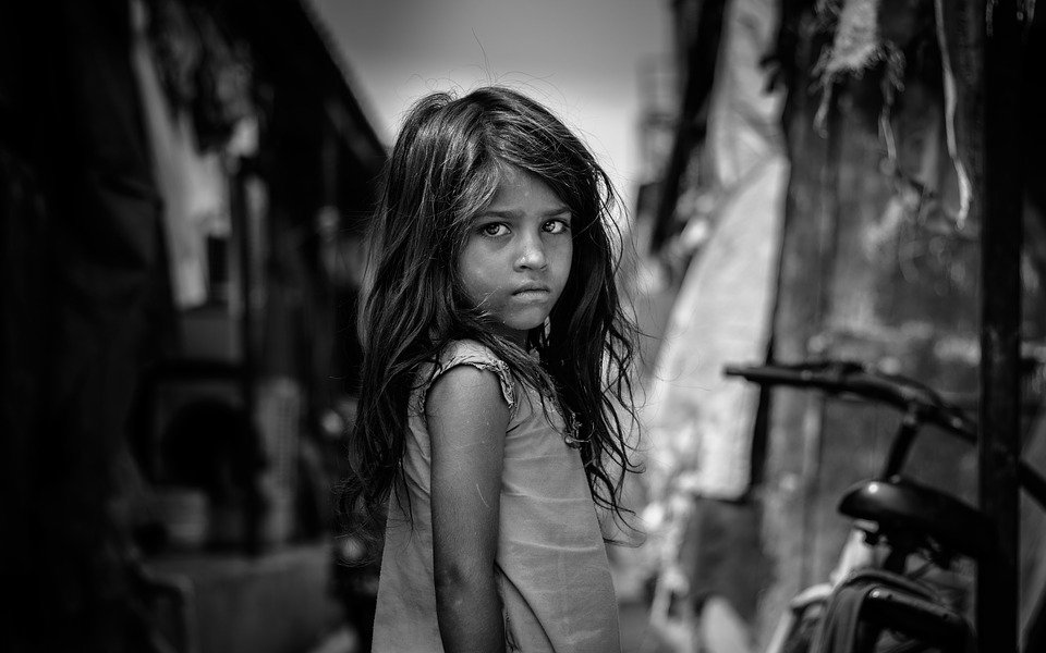 Niña con mirada triste. | Foto: Pixabay