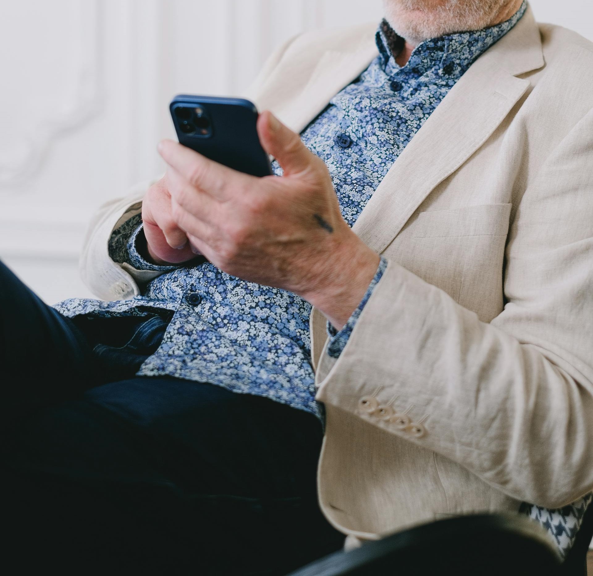 A mature man holding a smartphone | Source: Pexels