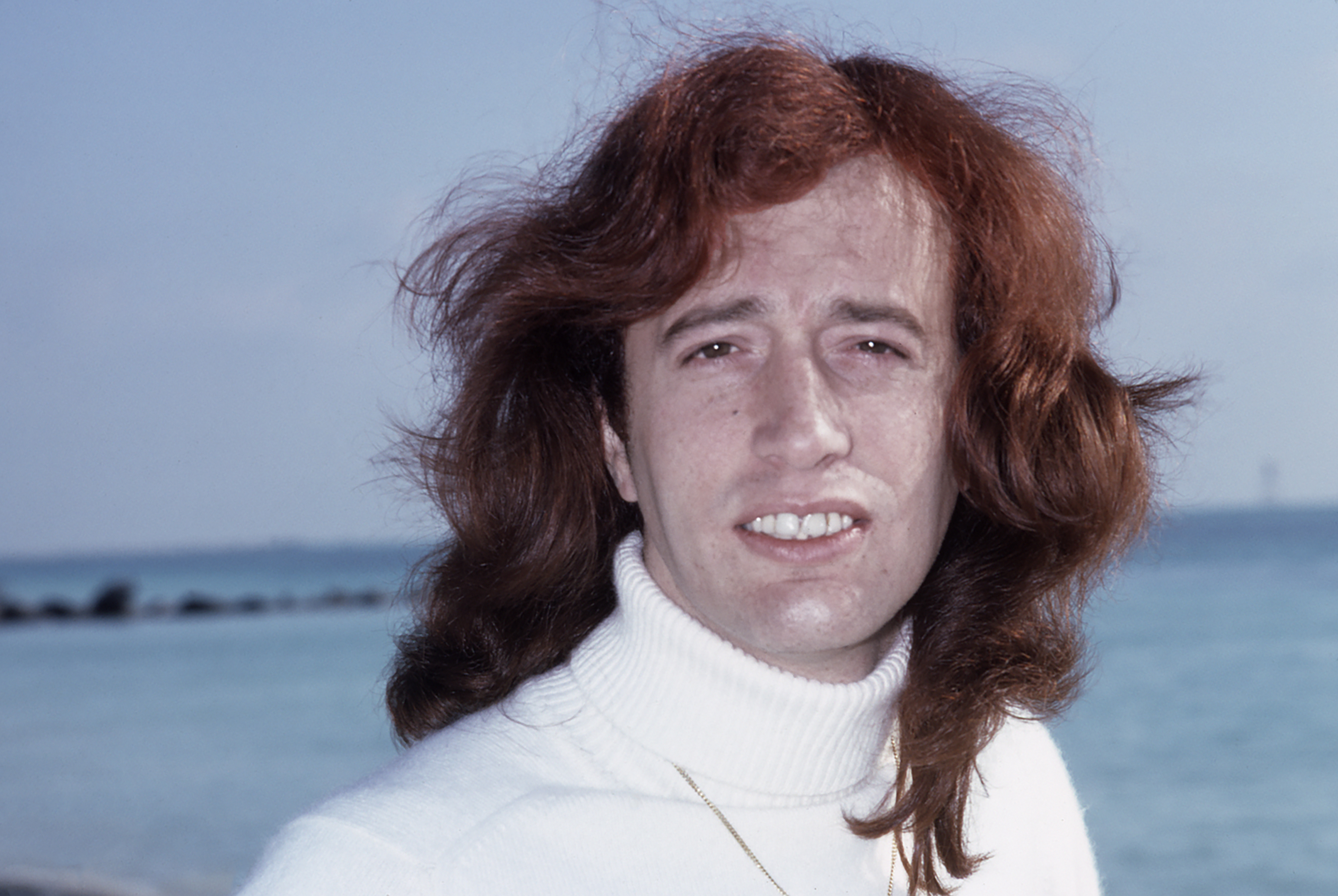 Musician Robin Gibb poses in front of the ocean in Florida in 1979 | Source: Getty Images