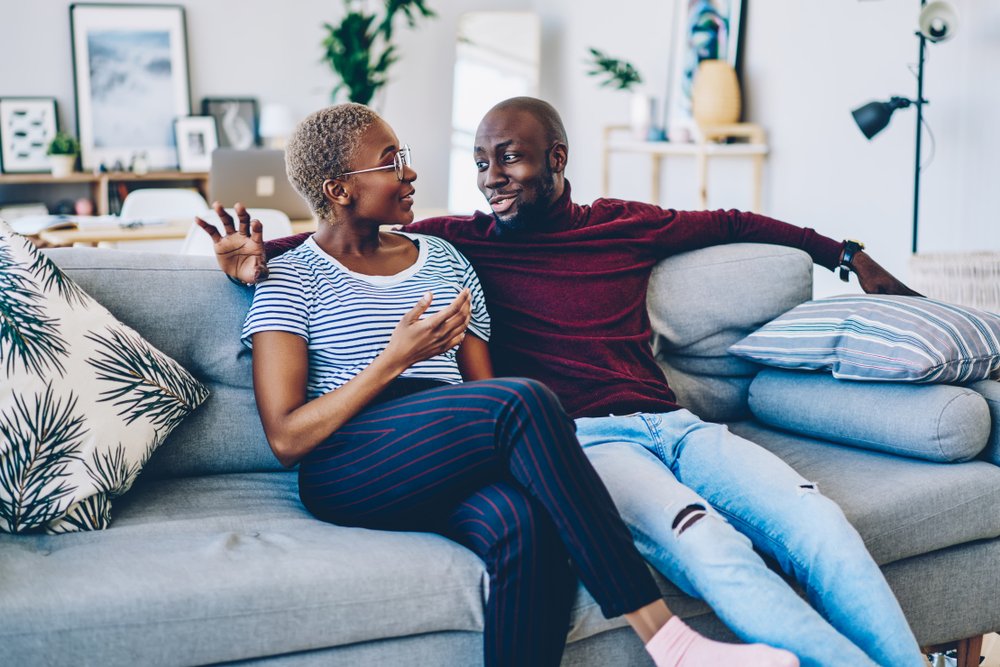 Pareja hablando calmadamente sobre el sofá. | Foto: Shutterstock