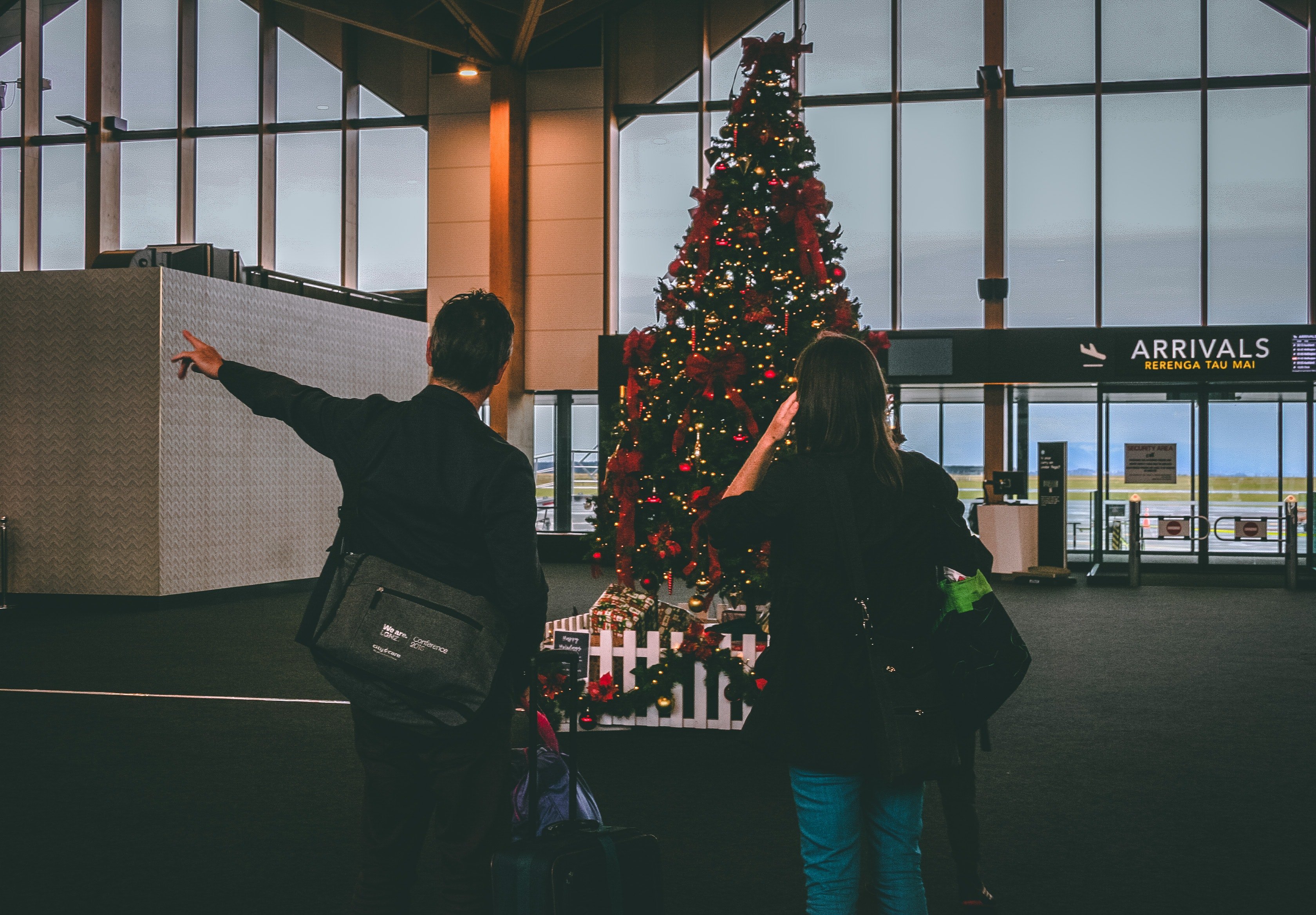 Una pareja camina por el aeropuerto un día de Navidad. | Foto: Pexels