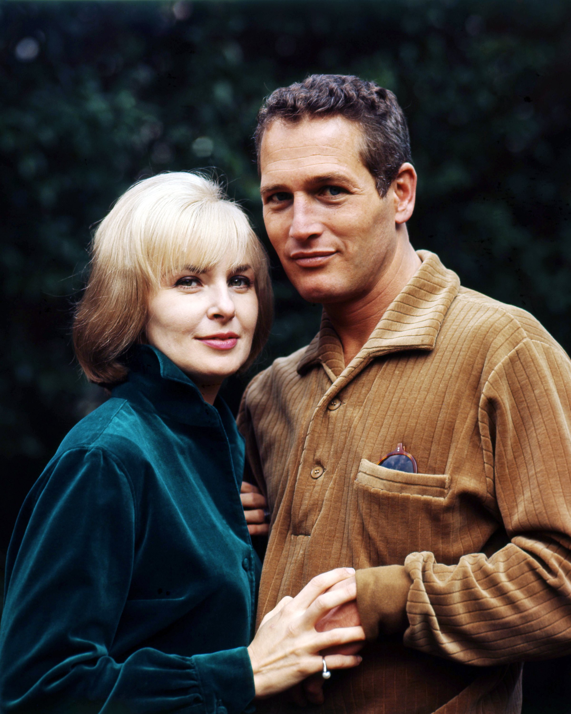 Der amerikanische Schauspieler Paul Newman (1925 - 2008) mit seiner Frau, der amerikanischen Schauspielerin Joanne Woodward, um 1965. | Quelle: Getty Images