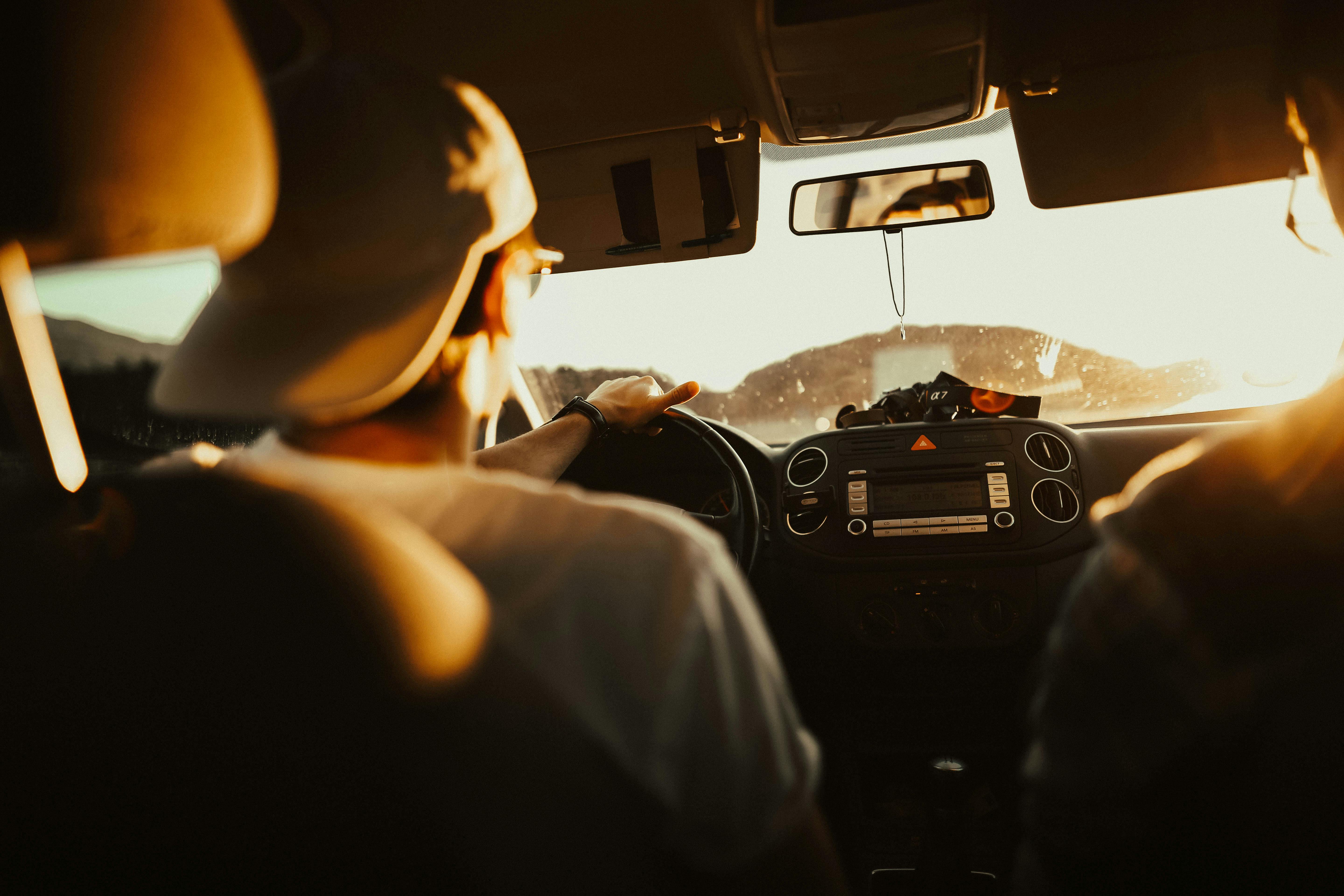 A man driving in the sunset | Source: Pexels