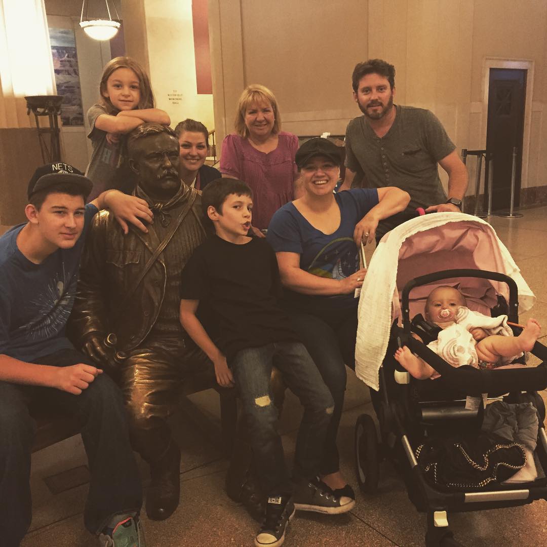 Kelly Clarkson and Brandon Blackstock with their loved ones from a post dated July 19, 2015. | Source: Instagram/kellyclarkson