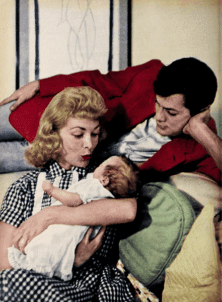 Tony Curtis, Janet Leigh, and daughter Kelly Curtis, from Photoplay. | Source: Wikimedia Commons