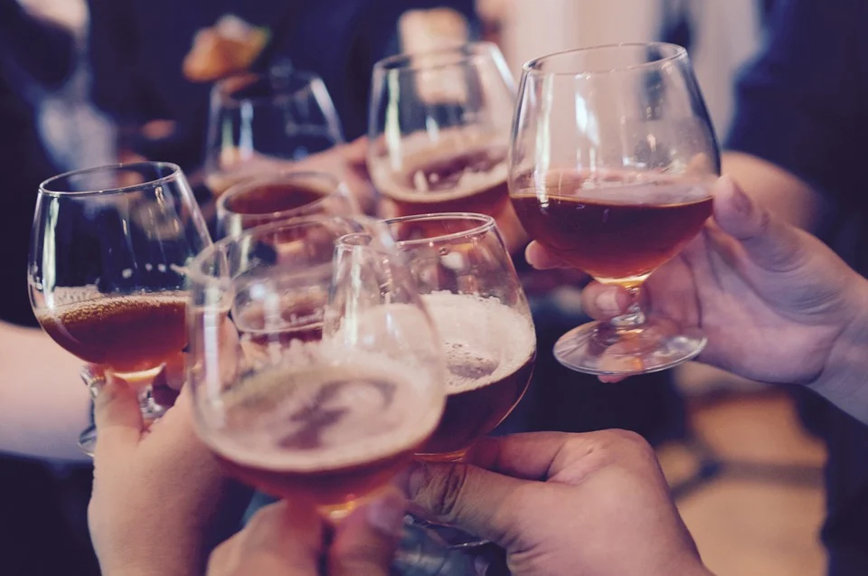 Personas haciendo un brindis. | Foto: Pixabay Personas haciendo un brindis. | Foto: Pixabay
