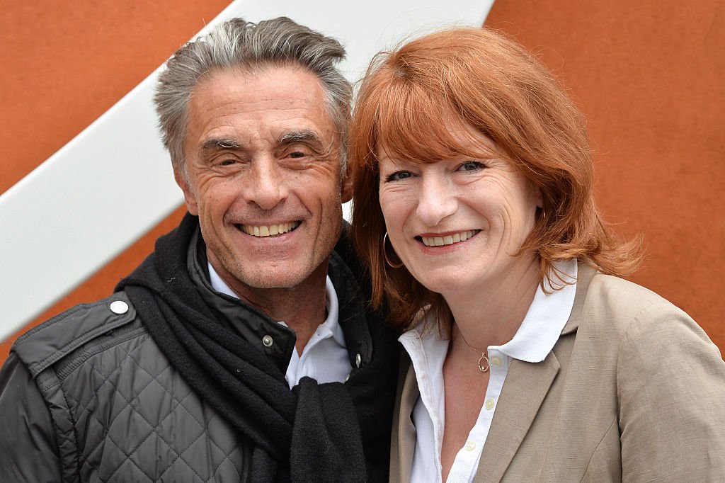 Gerard Holtz et sa femme Muriel Mayette-Holtz assistent à la septième journée de l'Open de France 2016 à Roland Garros. | Photo : Getty Images Gerard Holtz et sa femme Muriel Mayette-Holtz assistent à la septième journée de l'Open de France 2016 à Roland Garros. | Photo : Getty Images