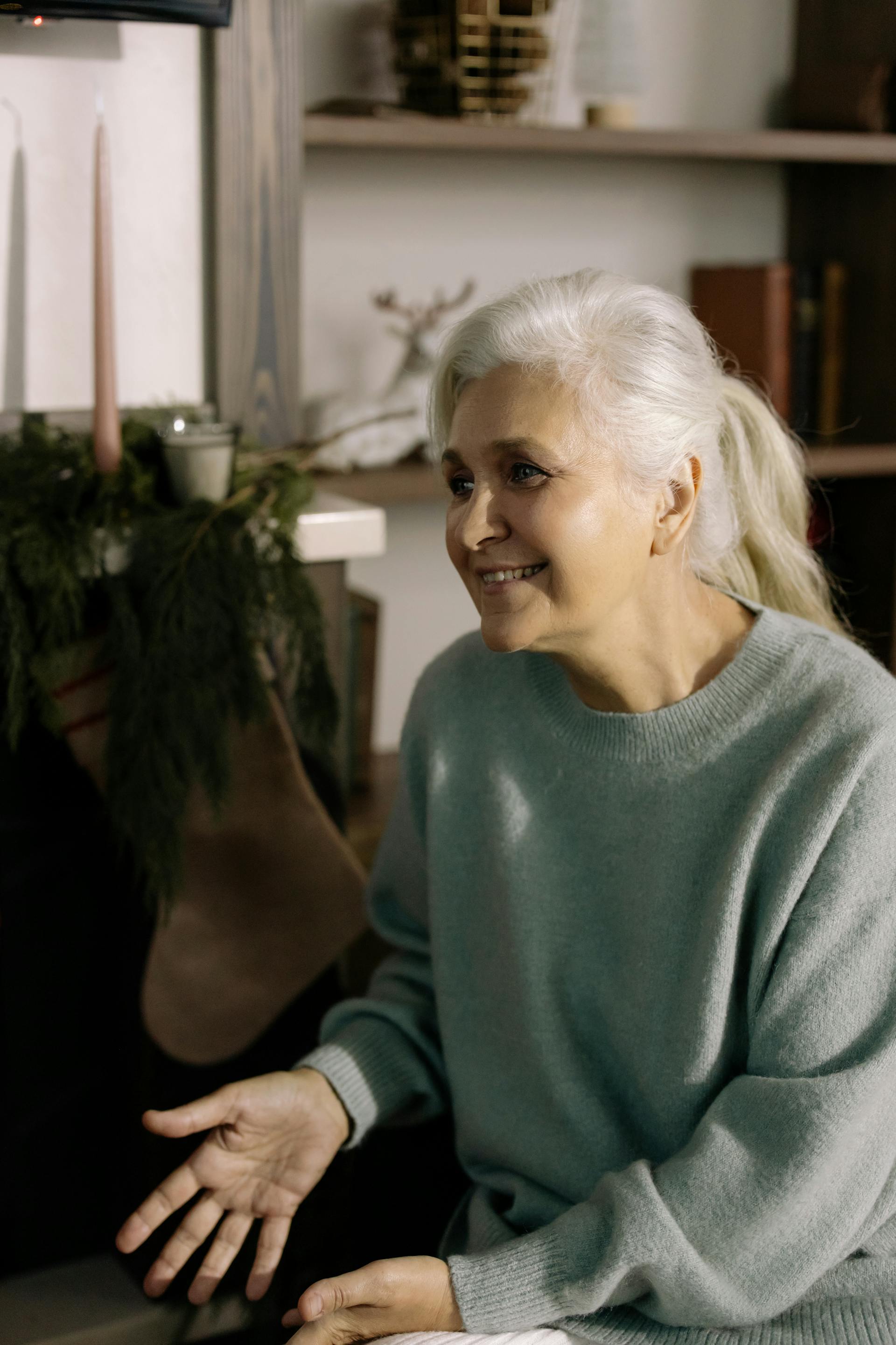 A senior woman talking to someone | Source: Pexels