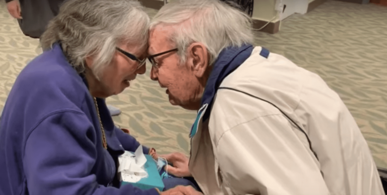 Jean and Walter Willard getting emotional after reuniting. | Source: Youtube.com/CBS News