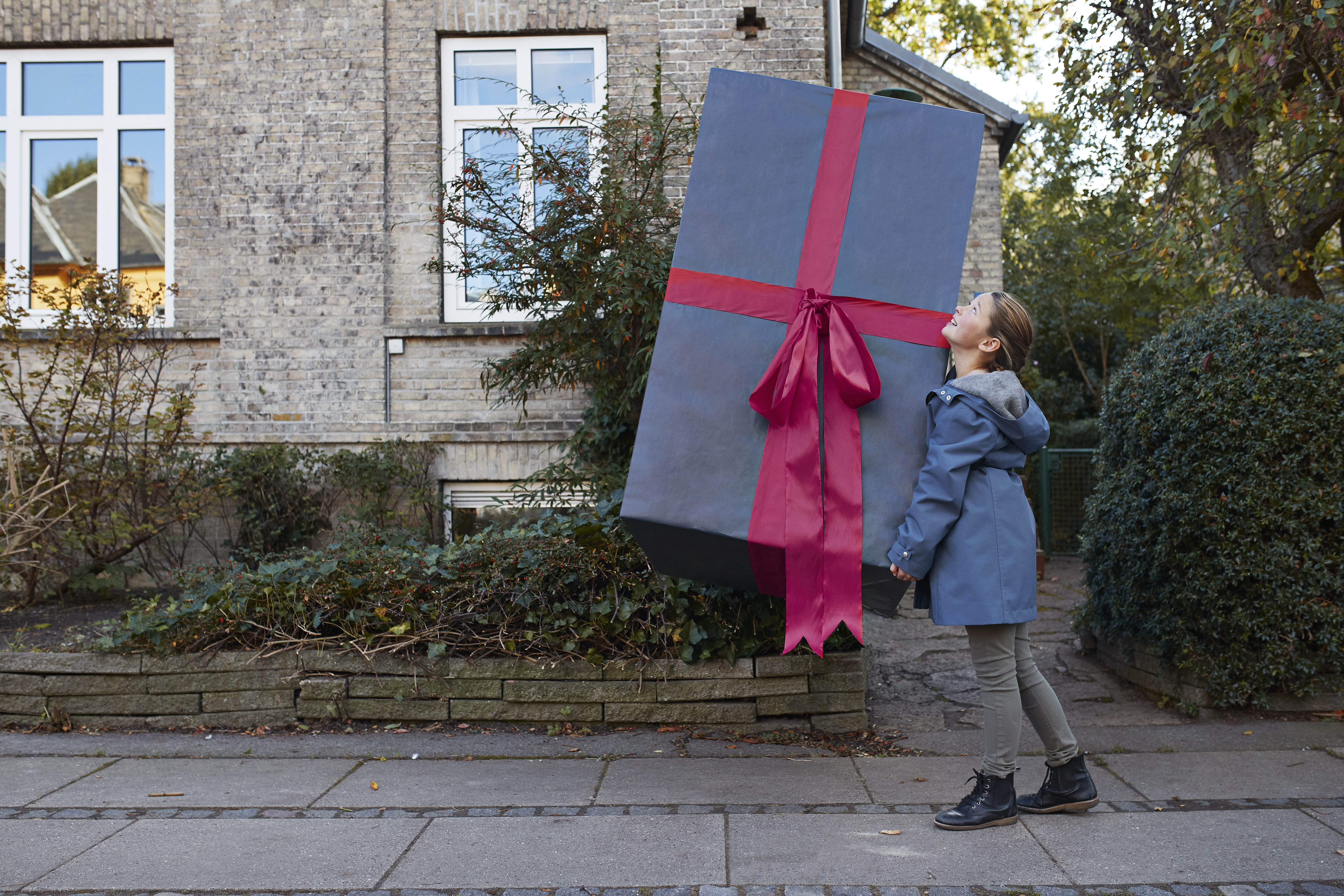 A girl with a big, wrapped gift | Source: Getty Images