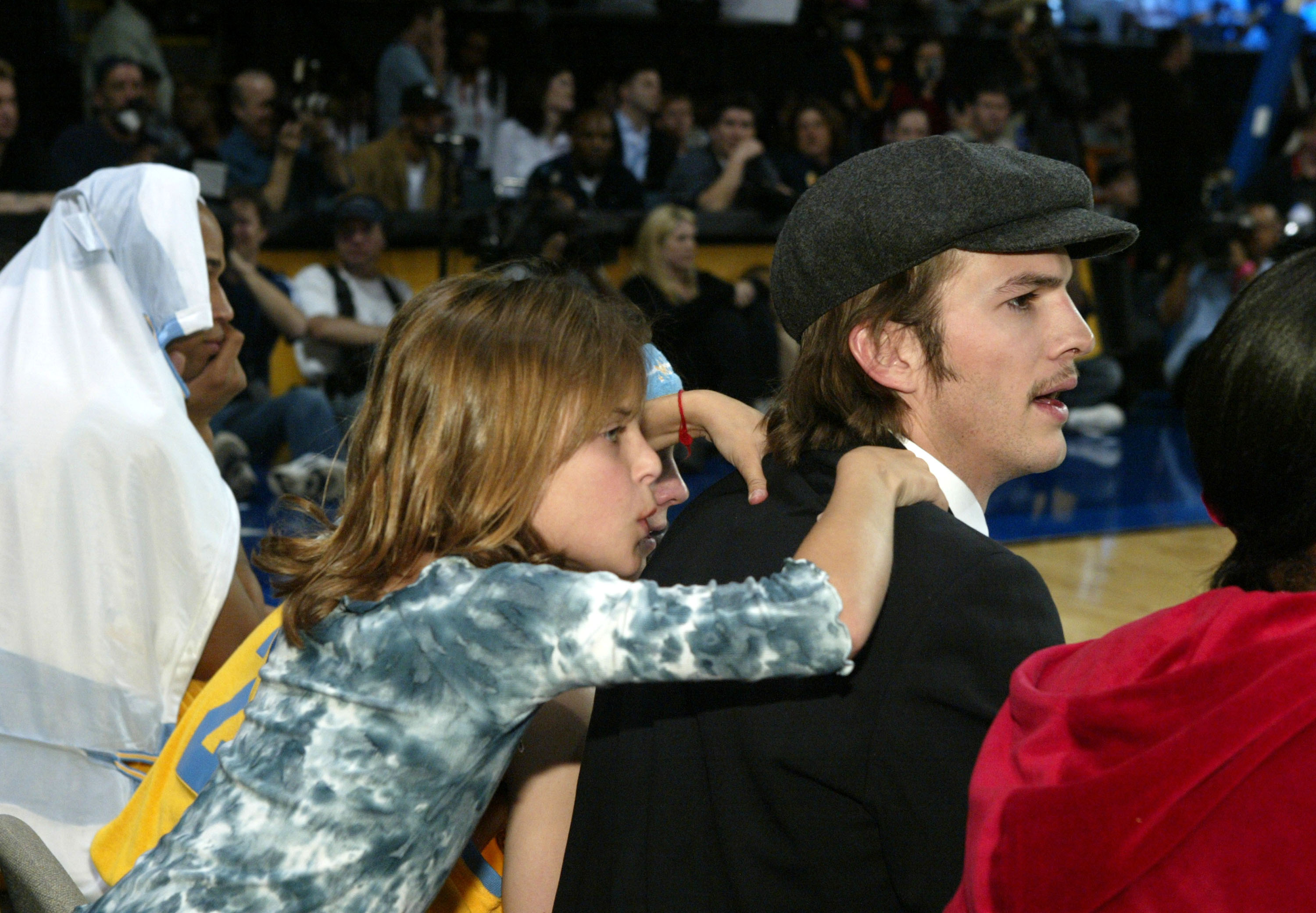 Tallulah Belle Willis and Ashton Kutcher during NBA All-Star Celebrity Game in Los Angeles, California, on February 13, 2004 | Source: Getty Images