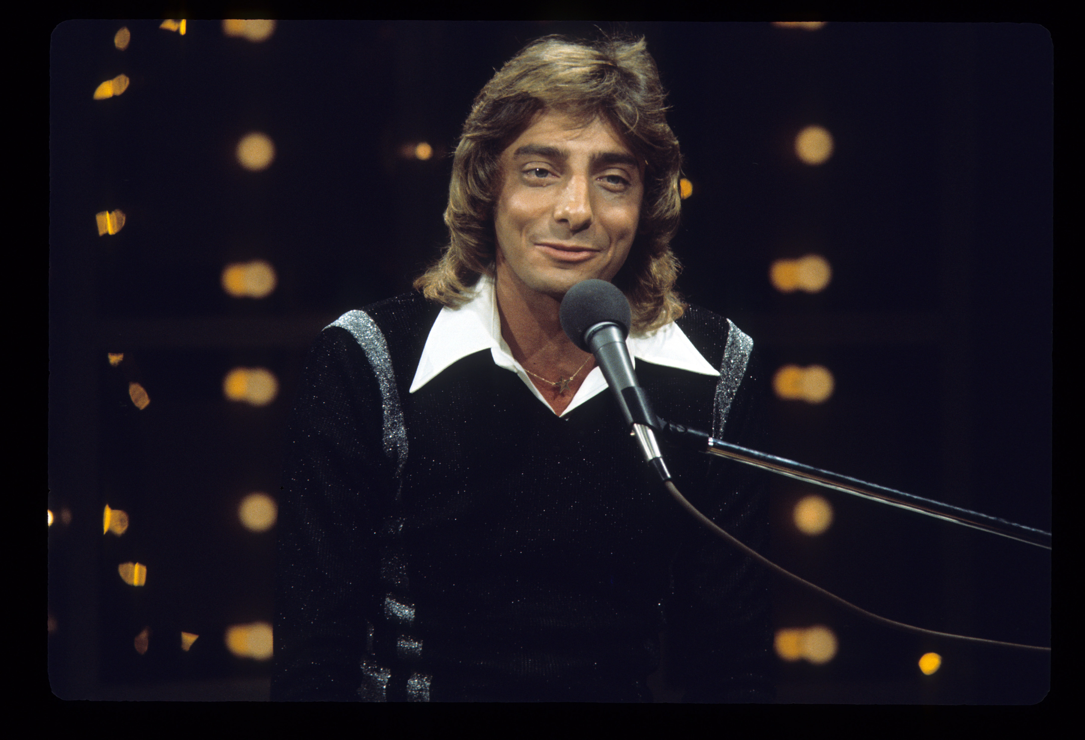 By the late 1970s, Manilow's face was familiar to millions through concerts, television specials, and hit records. That level of visibility also created a long photographic record that made later changes in his appearance easier to compare. | Source: Getty Images