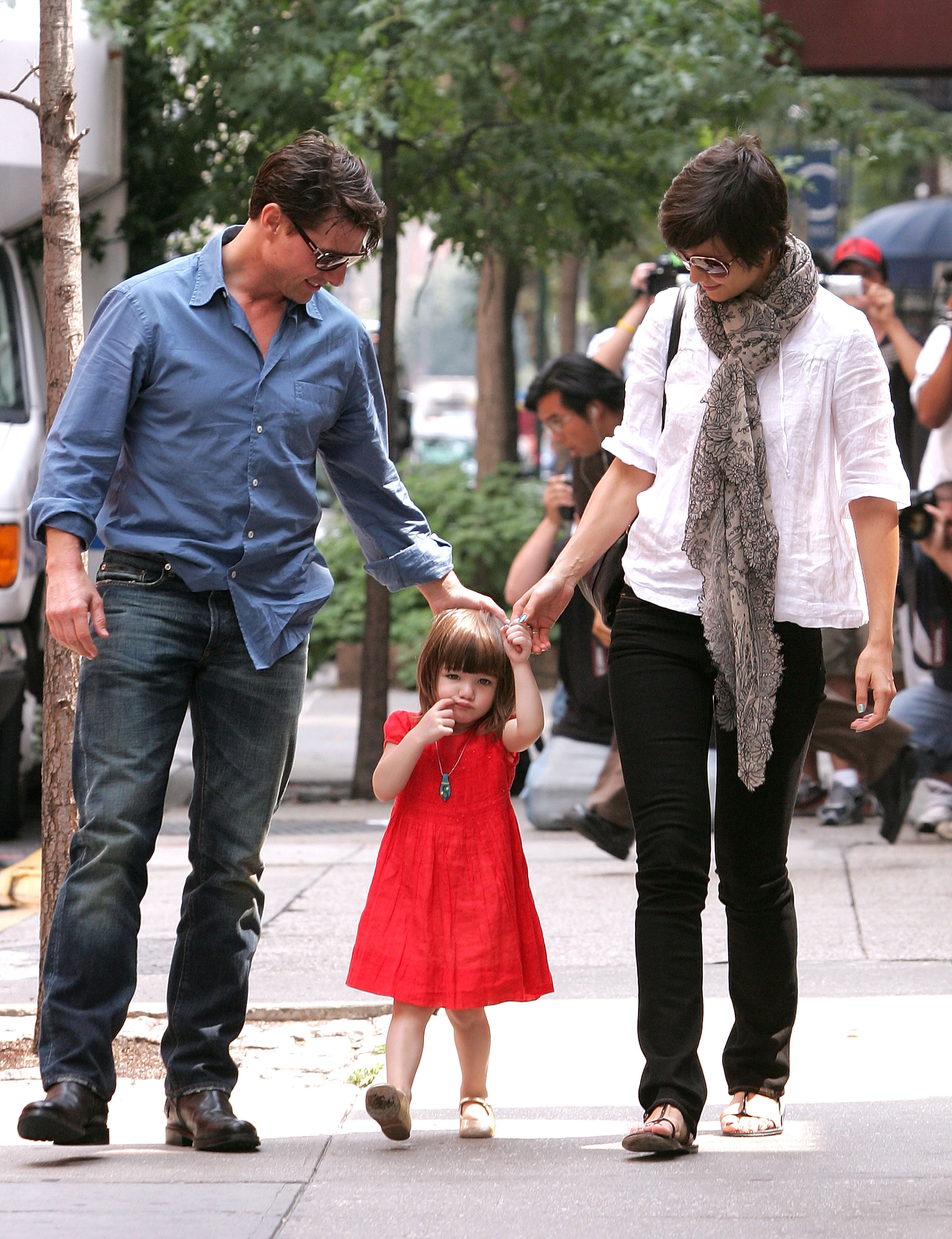 Tom Cruise und Katie Holmes mit ihrer Tochter Suri in New York im Jahr 2015. | Quelle: Getty Images