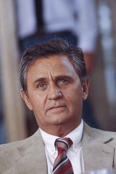 L'acteur français Roger Hanin sur le tournage du film 'Coeur d'or' le 21 septembre 1982, France. | Photo : Getty Images L'acteur français Roger Hanin sur le tournage du film 'Coeur d'or' le 21 septembre 1982, France. | Photo : Getty Images