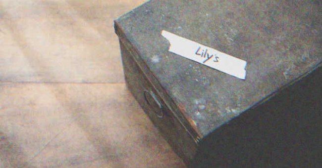Una caja con una pequeña etiqueta con un nombre. | Foto: Shutterstock