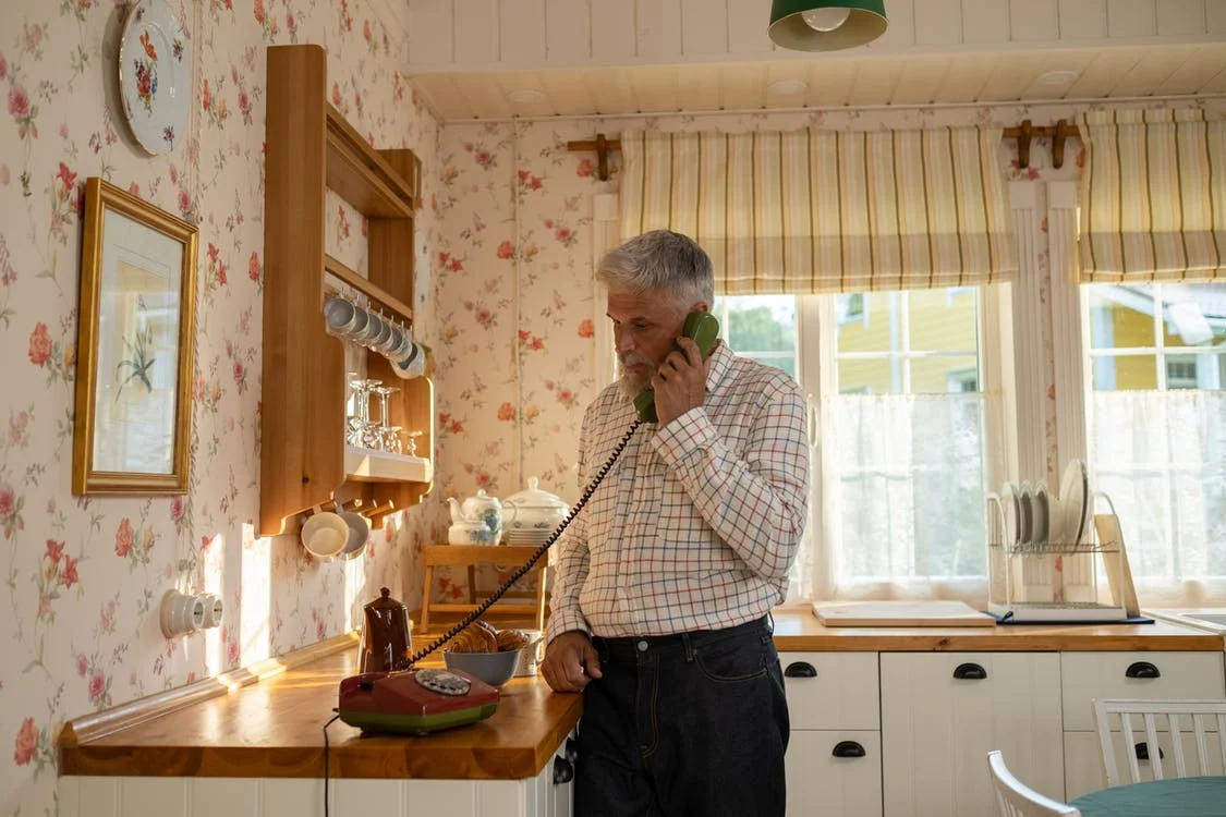 Un hombre mayor habla por teléfono. | Foto: Pexels