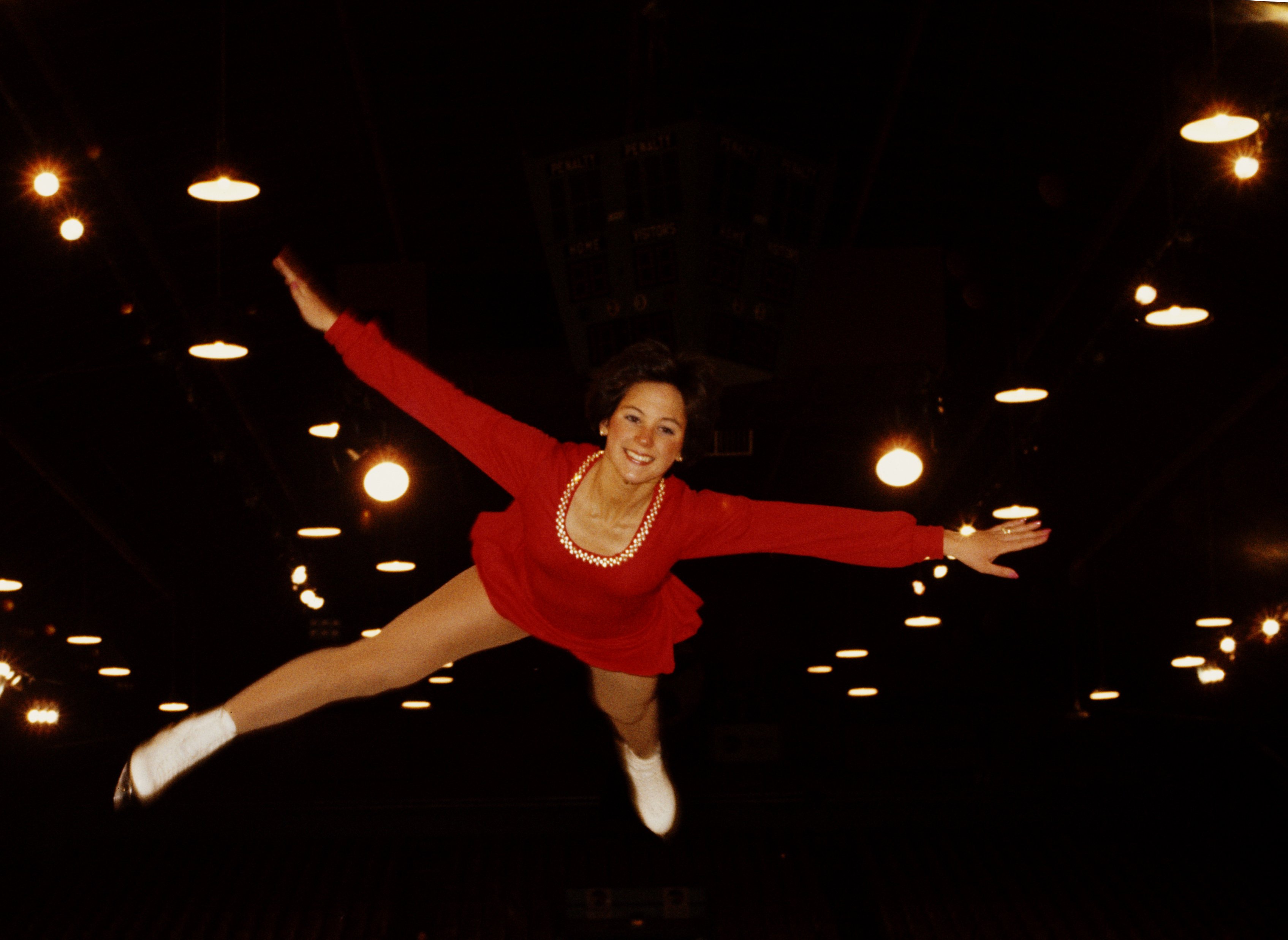 Dorothy Hamill at the World Figure Skating Championships in 1975 in Colorado Springs | Source: Getty Imges