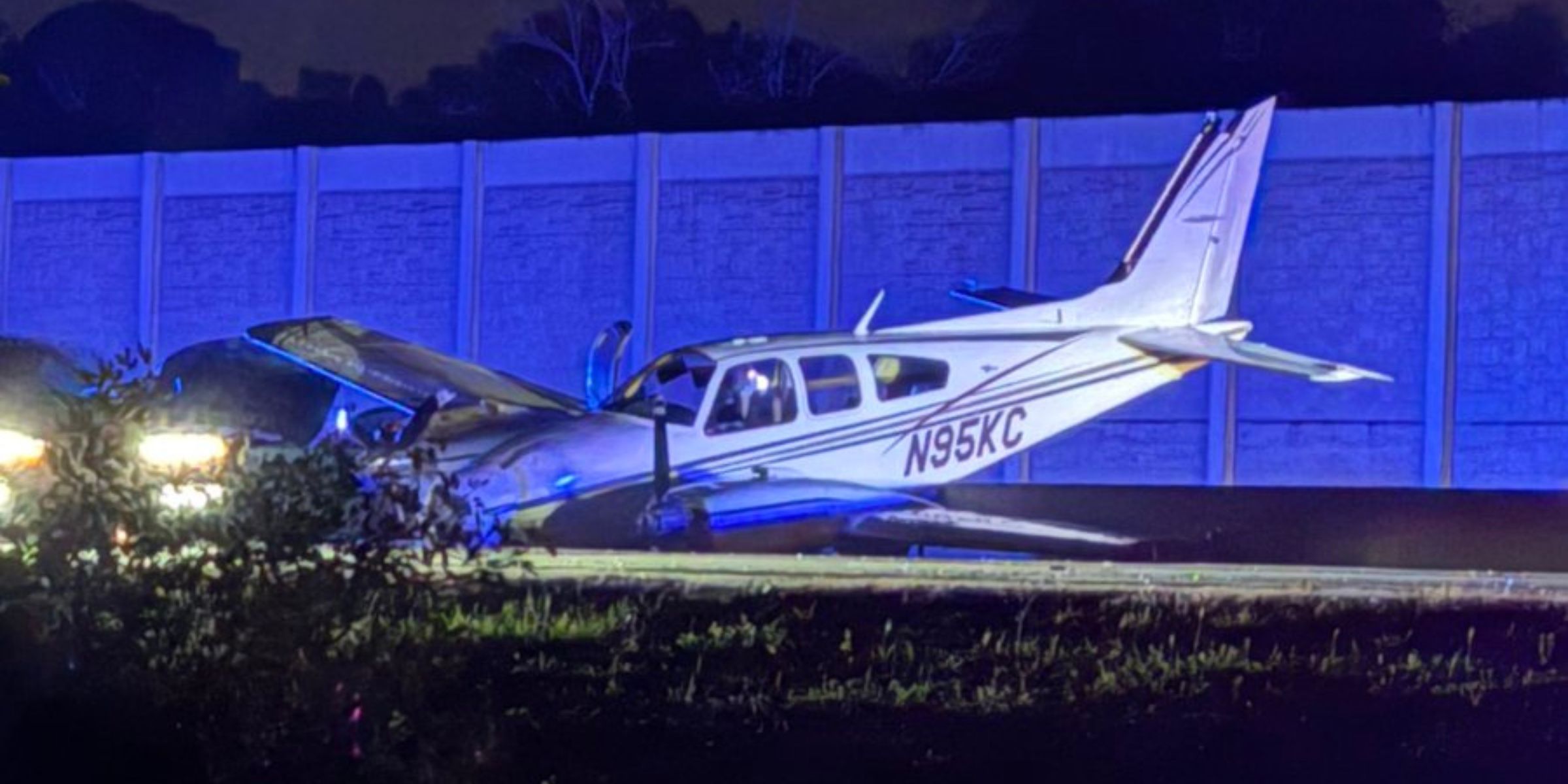 An airplane on I-95 in Florida | Source: X/@gpallone13