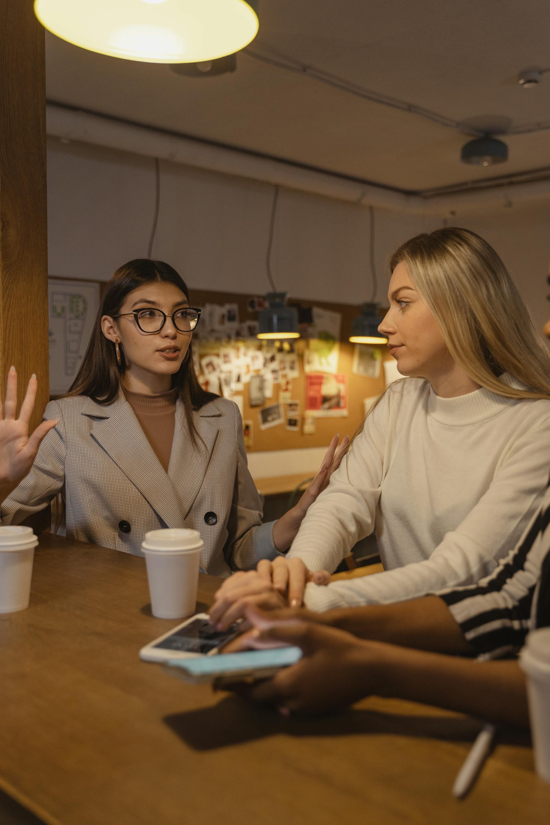 A woman talking to a female friend at home | Source: Pexels