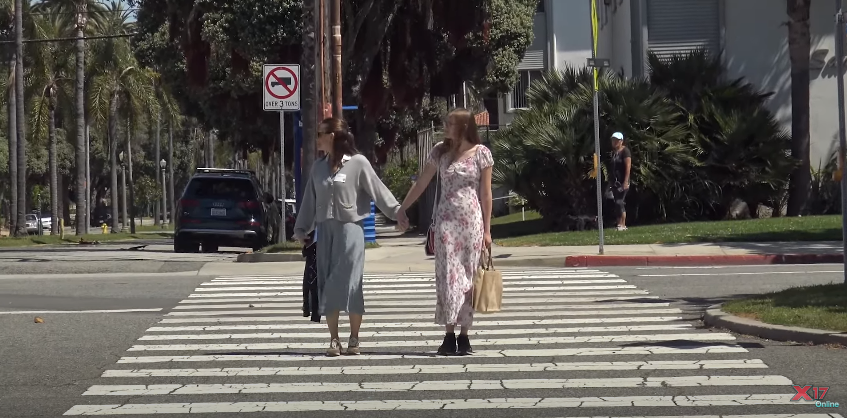 Jennifer Garner and Violet Affleck crossing a street in Santa Monica, California, as seen on a video shared on May 6, 2024 | Source: YouTube/x17online