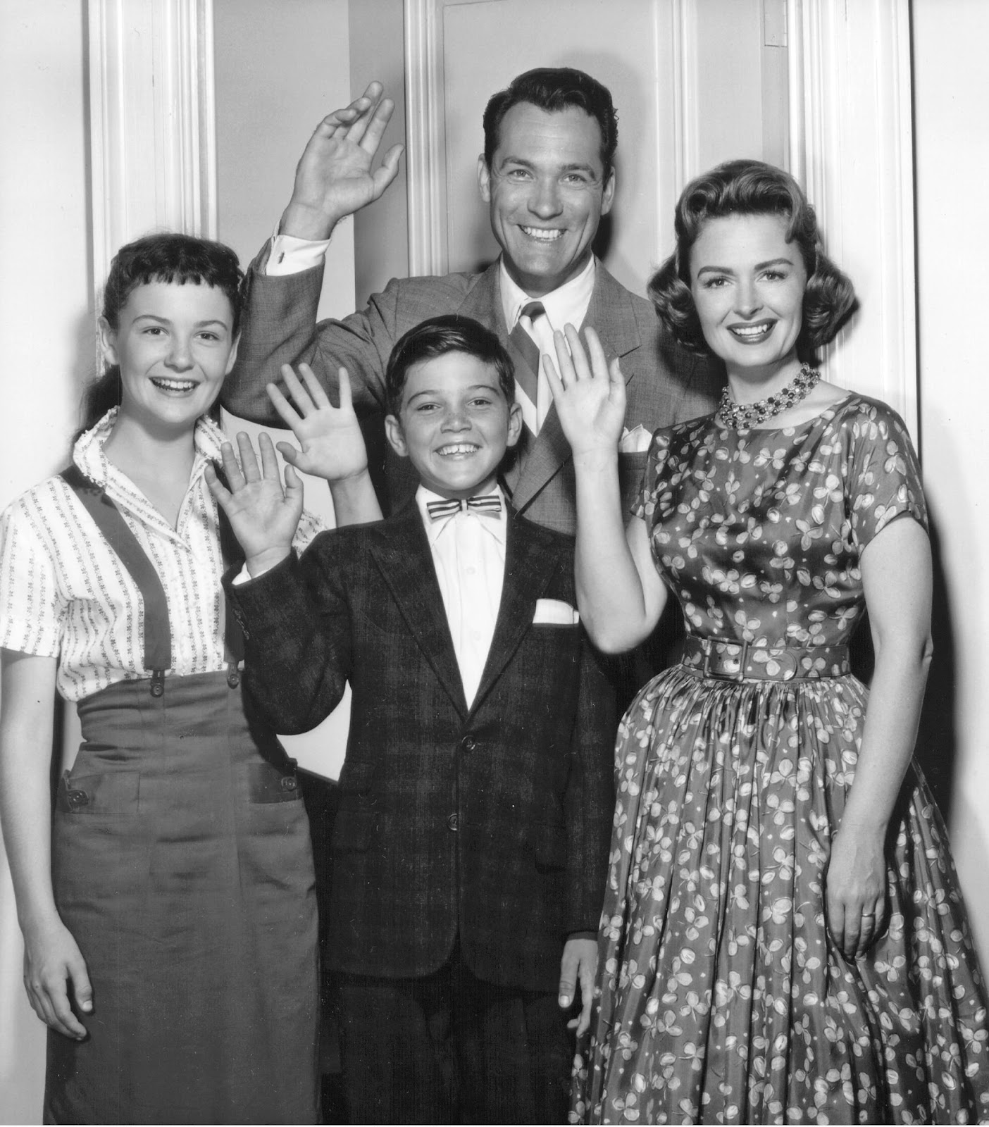 The young actress and her "The Donna Reed Show" co-stars in 1958. | Source: Getty Images