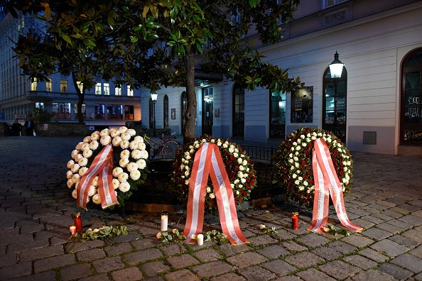 Kränze in der Innenstadt zum Gedenken der Opfer des Terroranschlags in Wien, 3. November 2020 | Quelle: Getty Images