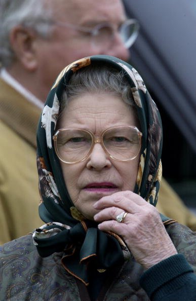 Königin Elizabeth II schaut zu, wie ihr Mann an der Cross-Country-Sektion der internationalen Grand-Prix-Meisterschaften im Kutschenfahren bei der Royal Windsor Horse Show teilnimmt | Quelle: Getty Images