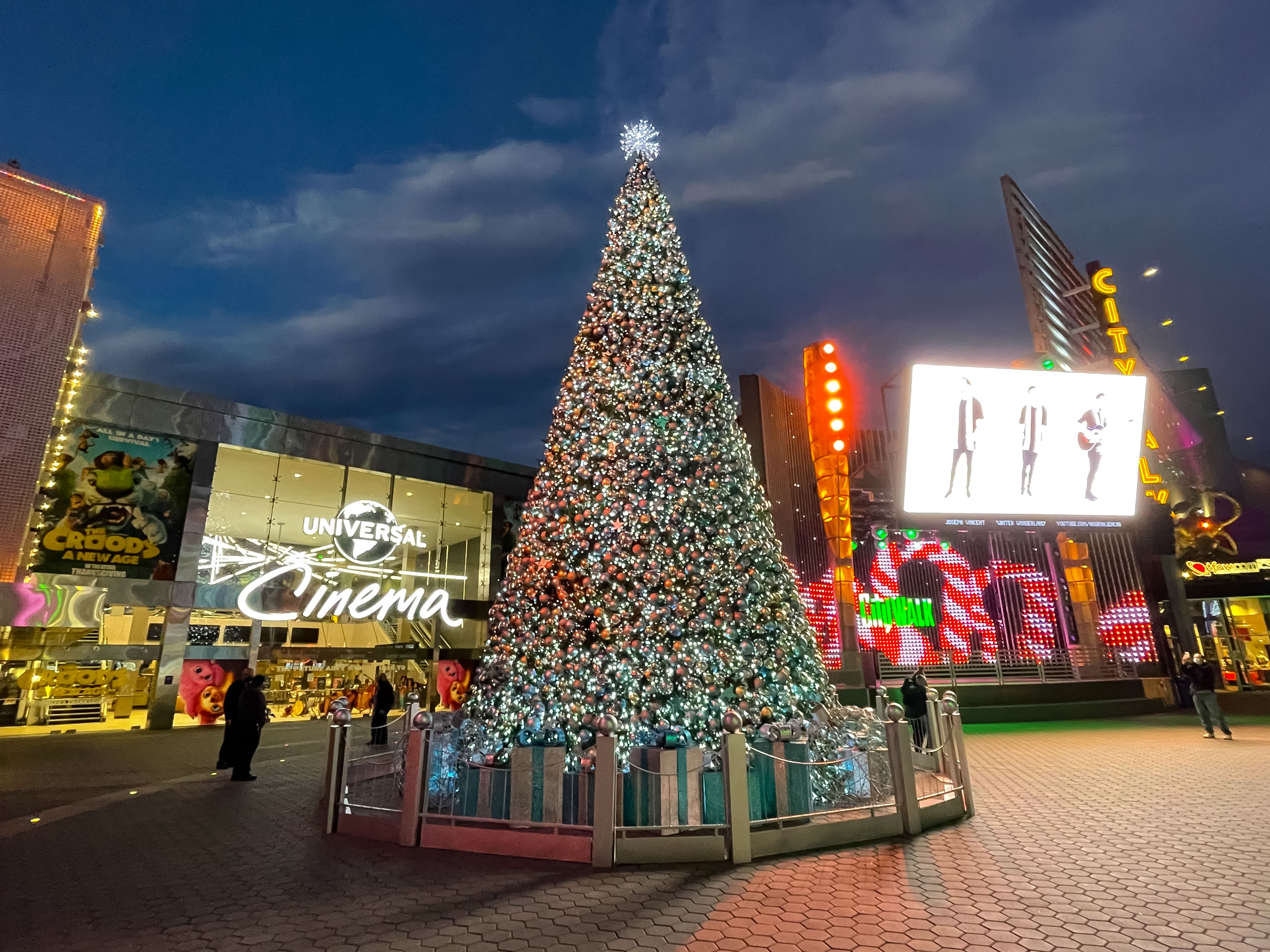 A Christmas tree at the Universal City Walk promenade in Universal City, California on December 24, 2020 | Source: Getty Images