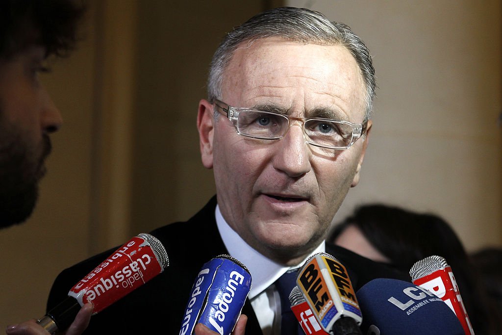 Le député socialiste français André Vallini répond aux questions des journalistes après le discours du Premier ministre français François Fillon devant les députés le 24 novembre 2010 à l'Assemblée nationale à Paris. | Photo : Getty Images