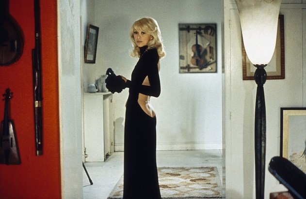 L'actrice Mireille Darc dans sa robe noire décolletée | Photo : Getty Images.