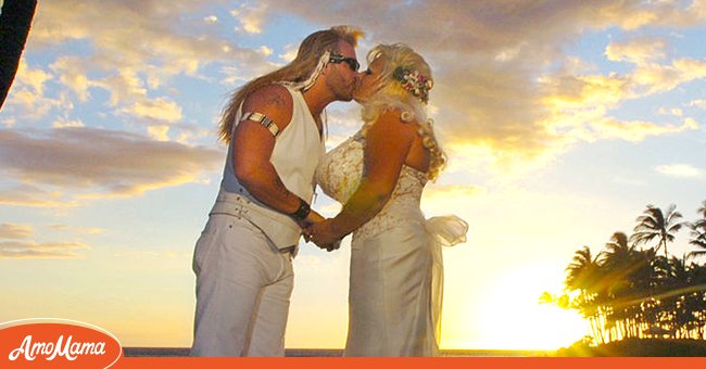 Duane and Beth Chapman share a kiss during their wedding ceremony at the Hilton Waikoloa Village in Hawaii, on May 20, 2006. | Photo: Getty Images