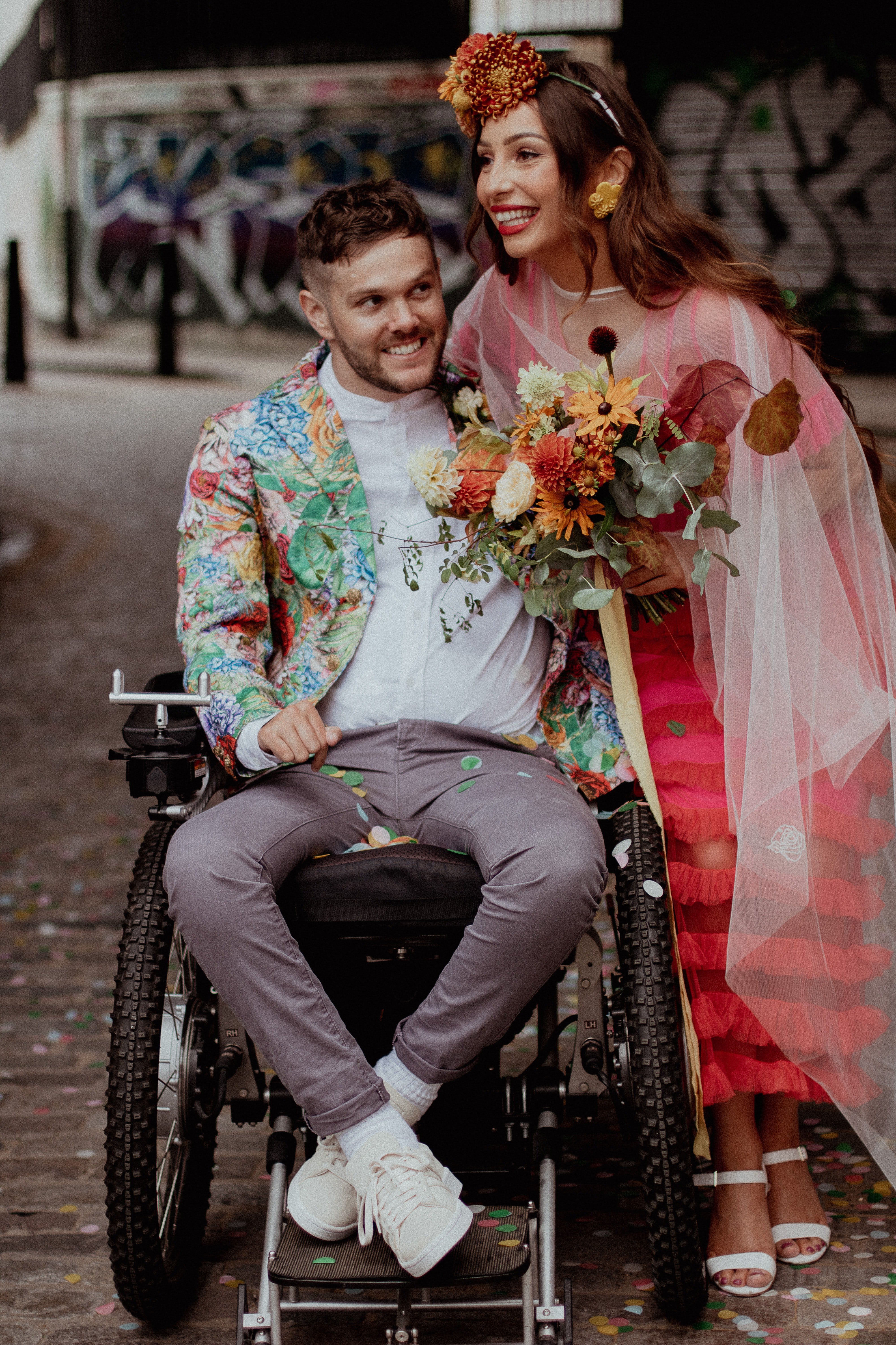 Una mujer junto a un hombre en silla de ruedas. | Foto: Unsplash