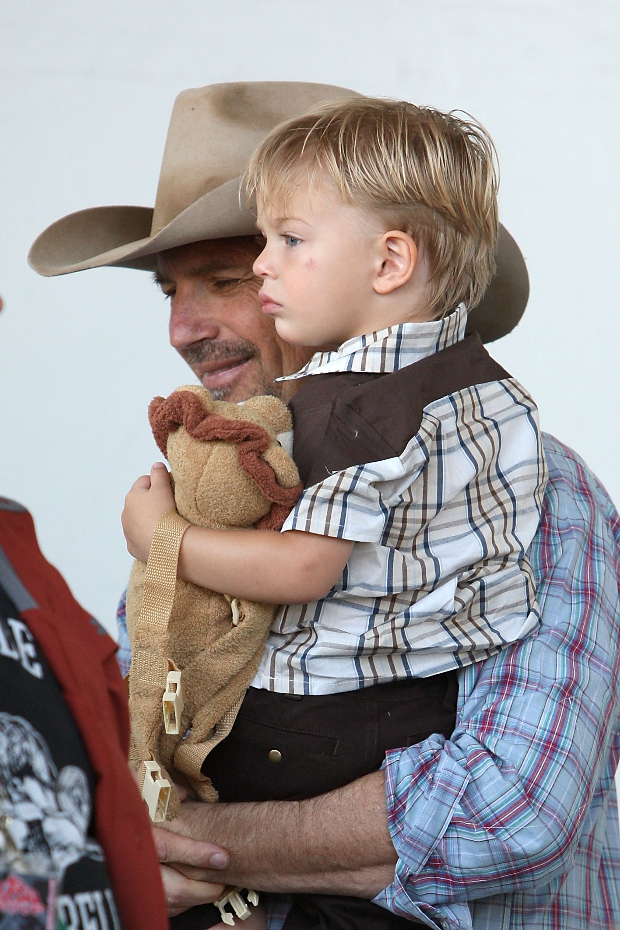 El músico Kevin Costner y su hijo Cayden Wyatt Costner asisten al primer día del Festival de Música Country Stagecoach de California celebrado en el Empire Polo Club el 25 de abril de 2009 en Indio, California. | Foto: Getty Images
