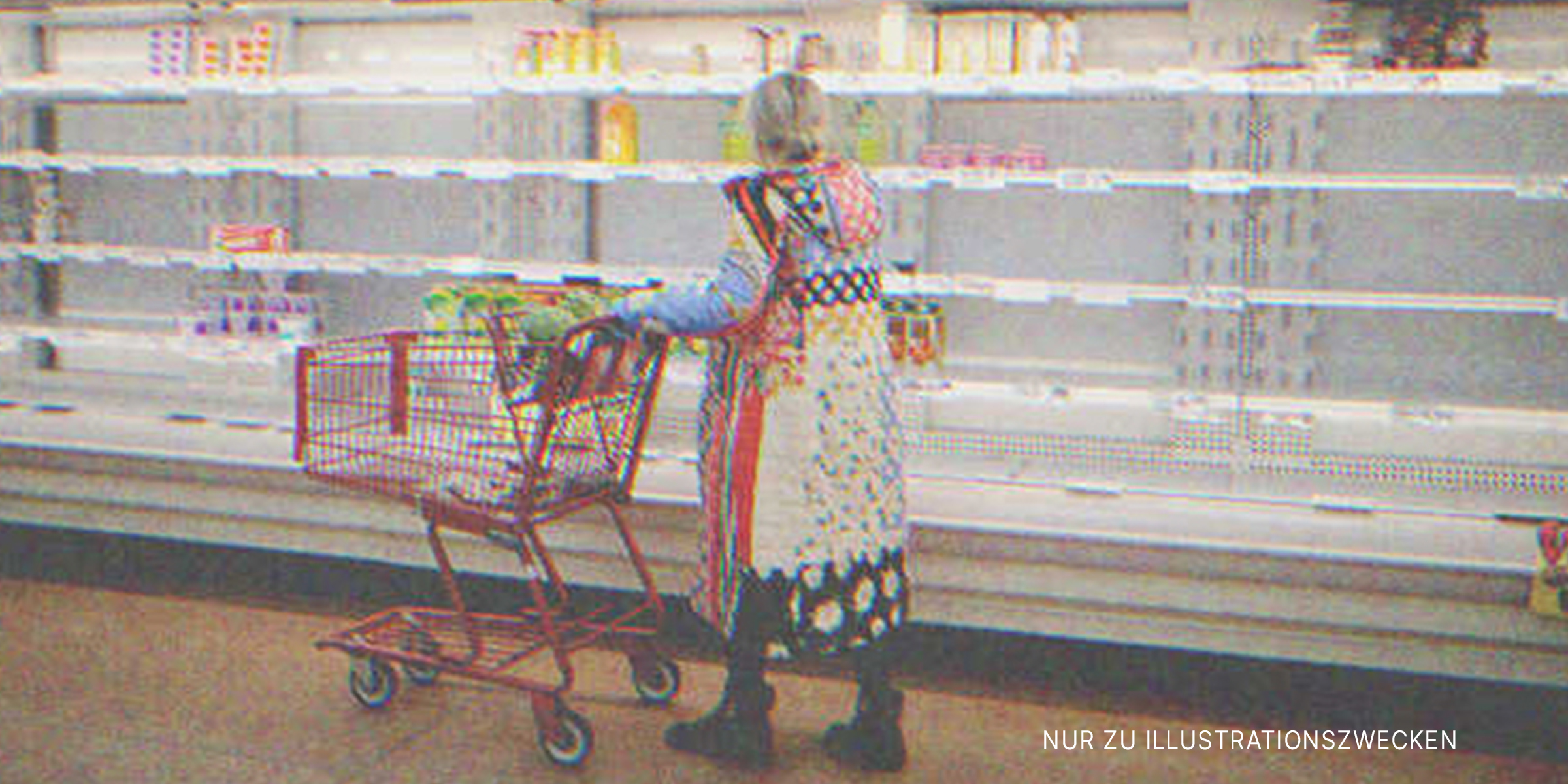 Alte Frau im Supermarkt | Quelle: Shutterstock