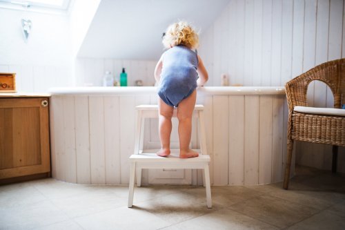 Toddler boy in a dangerous situation in the bathroom. | Source: Shutterstock. 