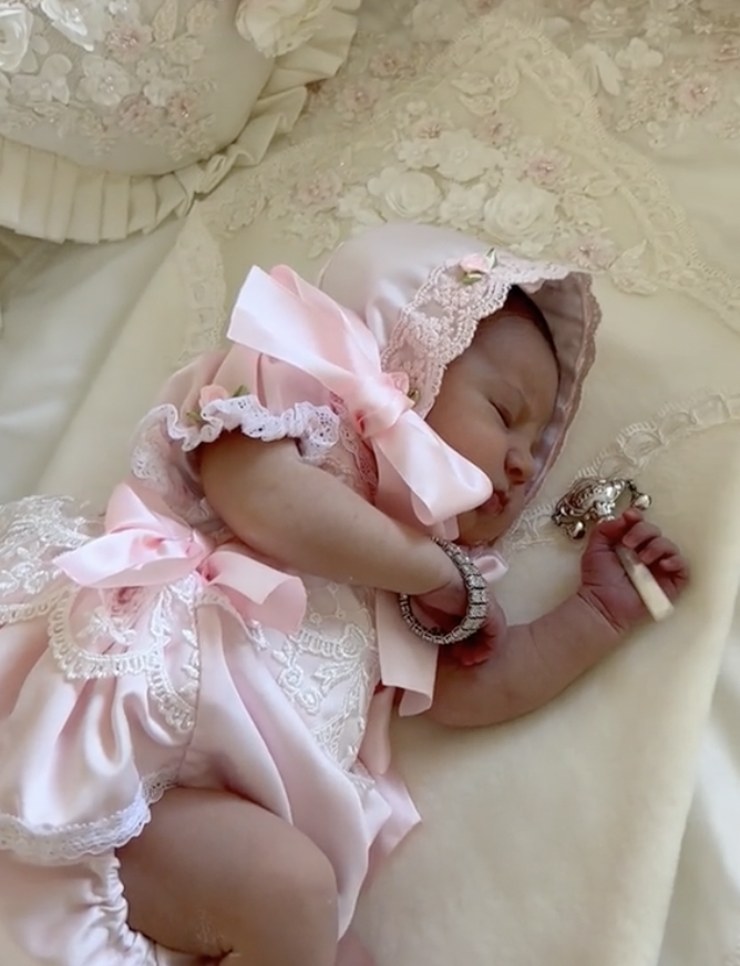 Queenianna Howard asleep in her crib on a TikTok video dated 18 October 2023 | Source: tiktok.com/@florentinahoward1