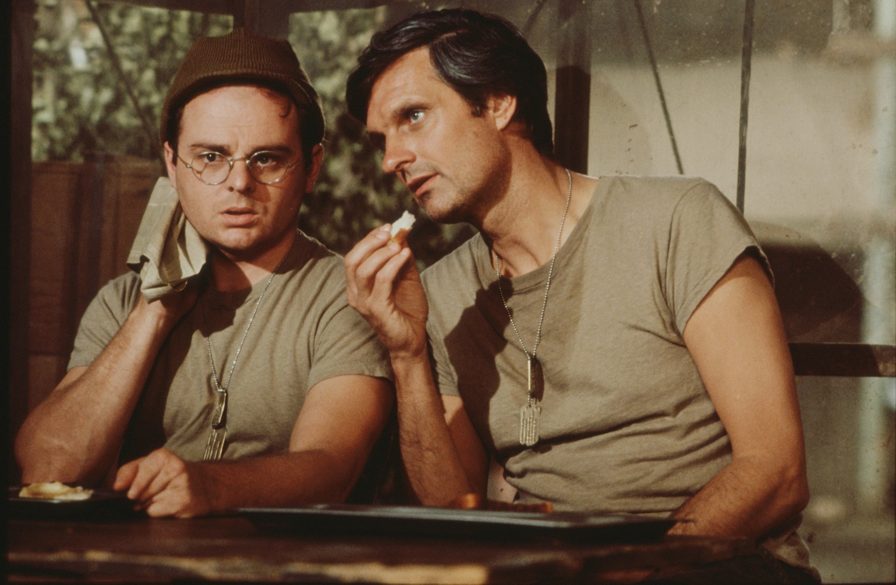 American actors Gary Burghoff (left), as Corporal Walter Radar O'Reilly, and Alan Alda, as Captain Benjamin Hawekeye Pierce, appear in a scene from an episode of the television series 'MASH,' California, 1976. | Source: Getty Images