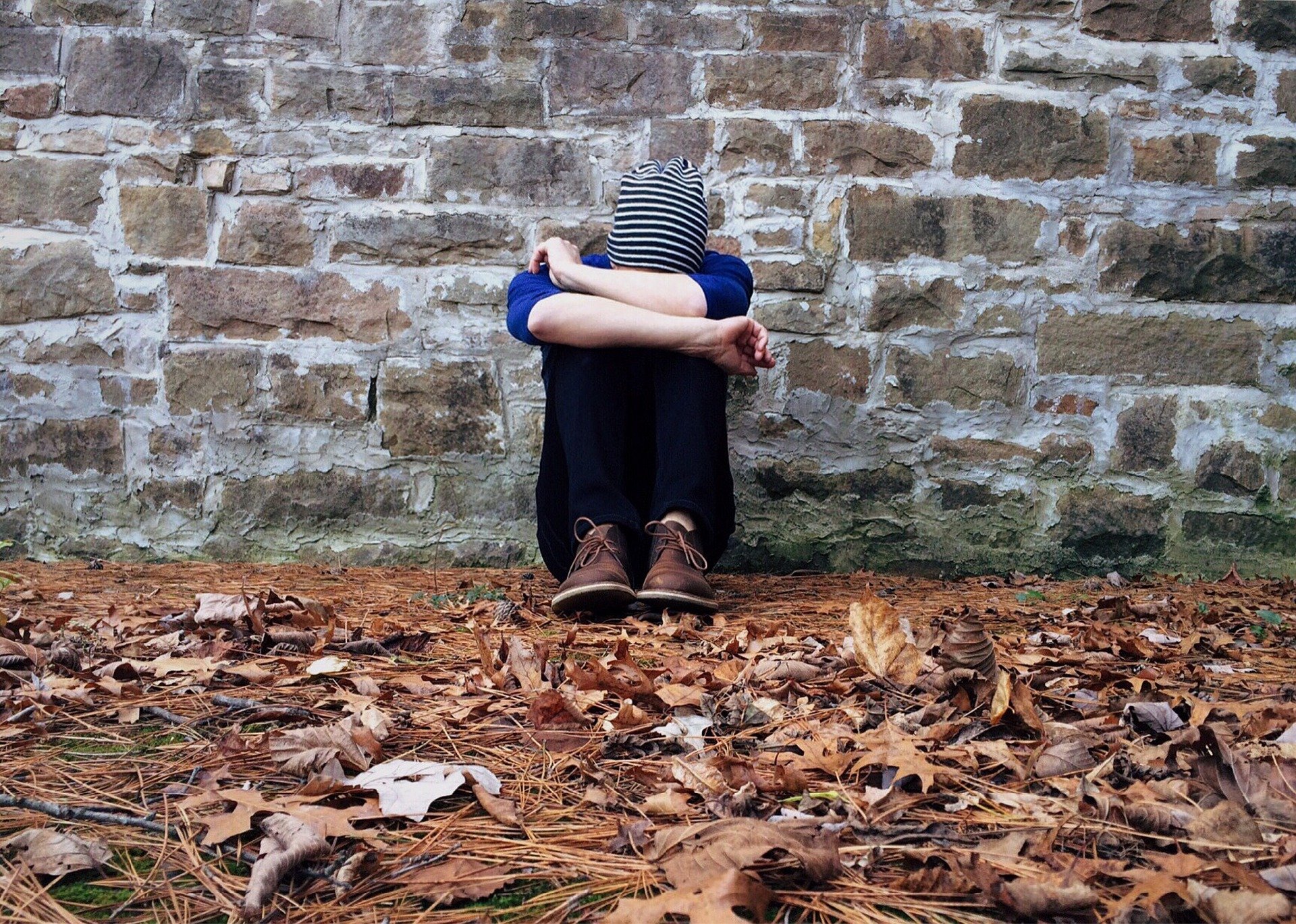 A sad and lonely boy sitting by himself. | Source: Pixabay. 