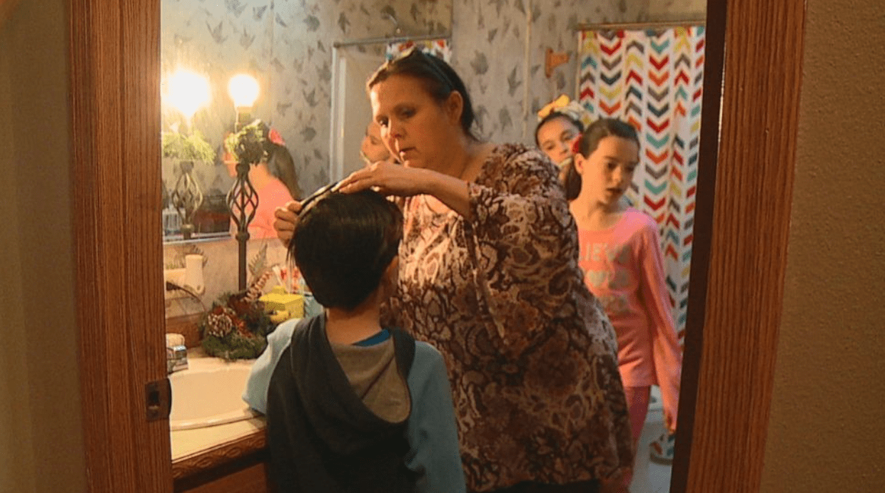 Terri can be seen fixing her kids' hair and helping them get ready for the day | Photo: ABC