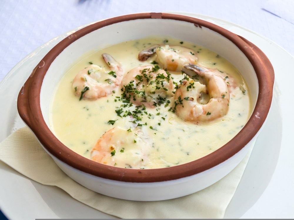 Crema de mariscos servida en un plato profundo, adornada con gambas. | Foto: Shutterstock