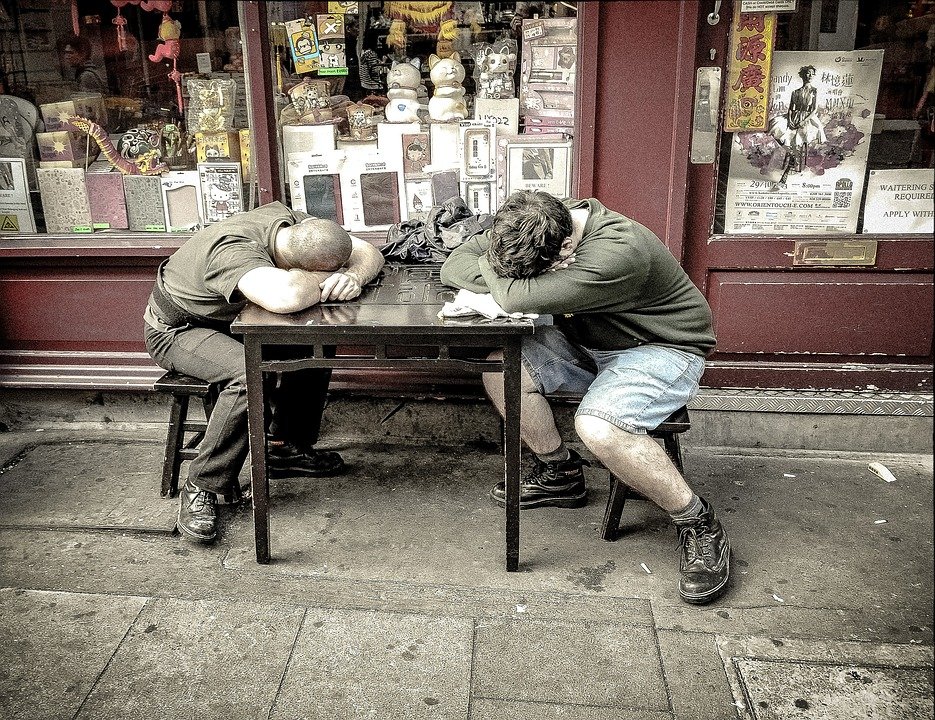 Dos jóvenes exhaustos recostados en una mesa. | Imagen: Pixabay Dos jóvenes exhaustos recostados en una mesa. | Imagen: Pixabay