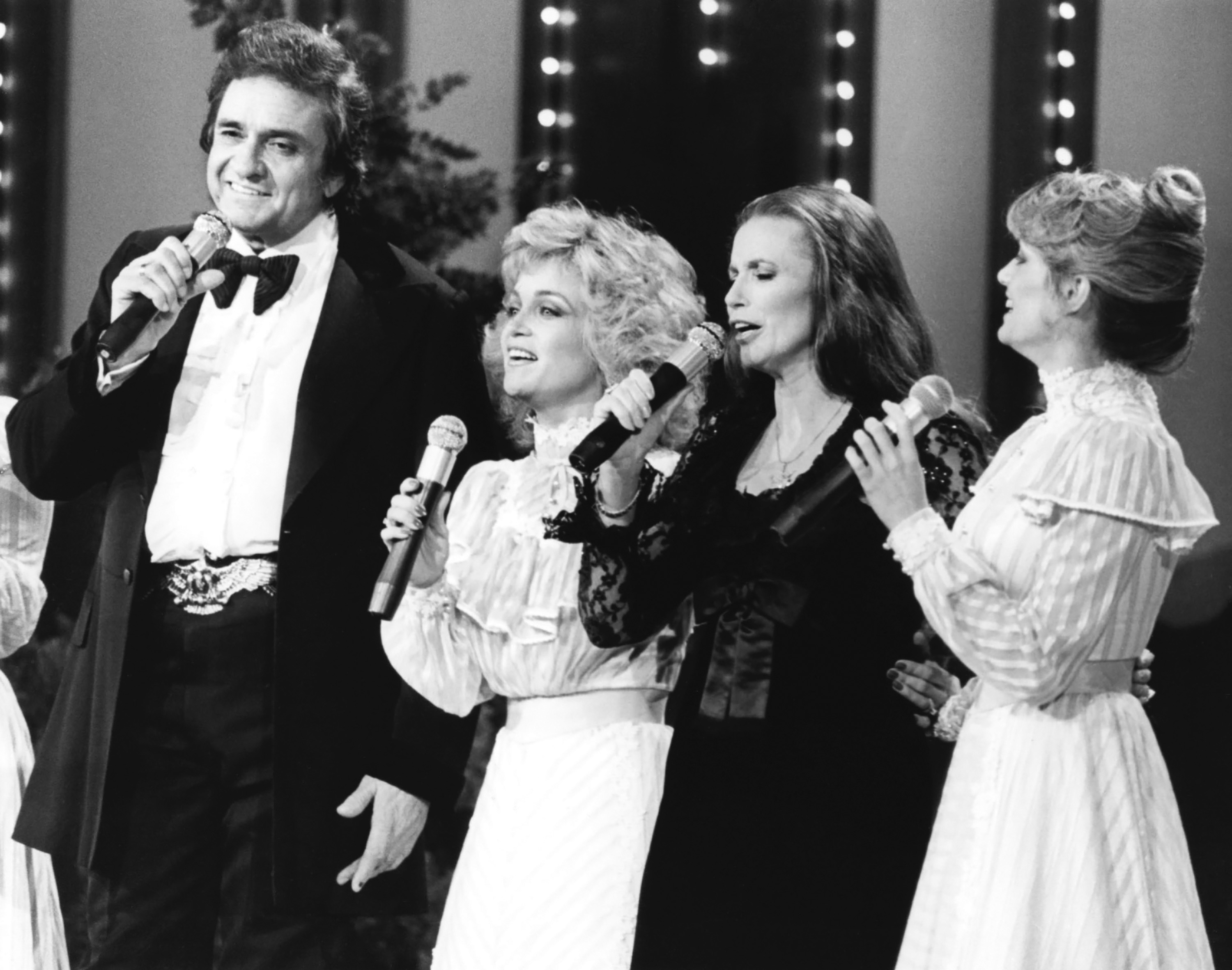 Johnny Cash, Barbara Mandrell, June Carter Cash, Irlene Mandrell, and Louise Mandrell in 1980. | Source: Getty Images