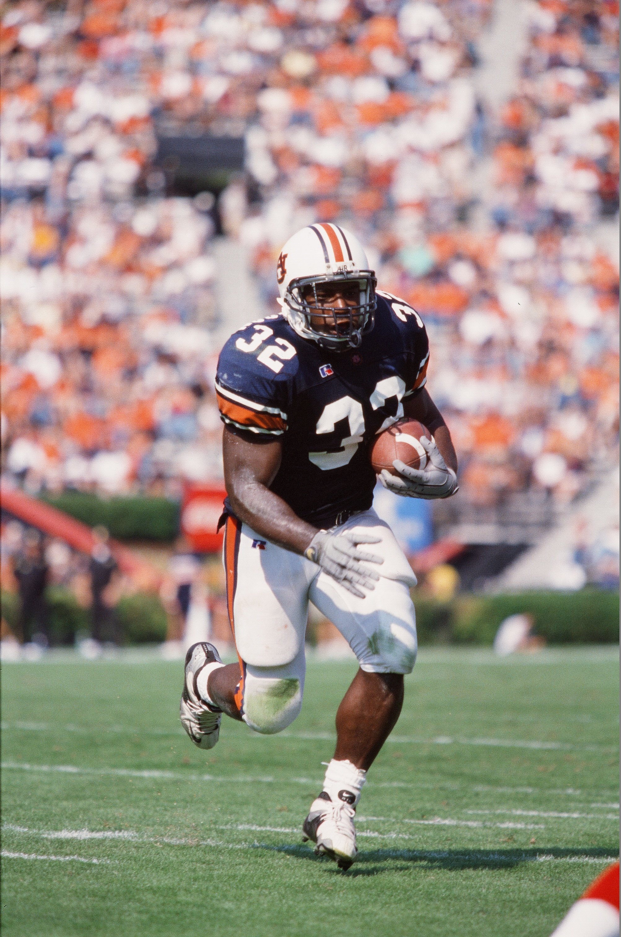 Rudi Johnson runs with the ball against the Louisiana Tech Bulldogs on October 21, 2000 | Source: Getty Images